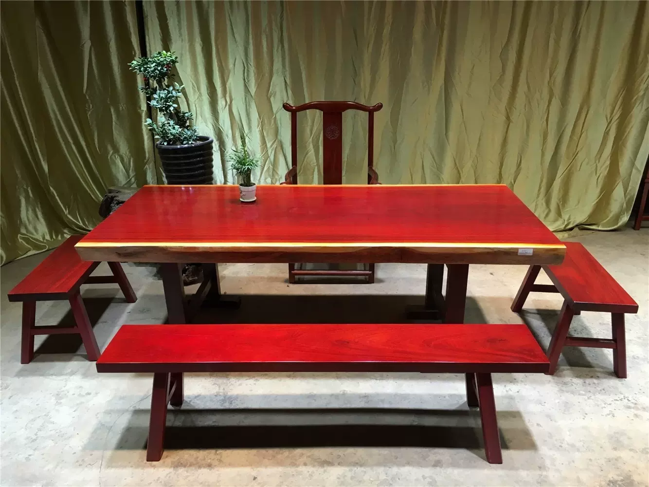 Teetisch aus rotem Padouk-Holz